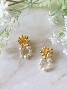 Wildflower studs with hoop of pearls (gold)